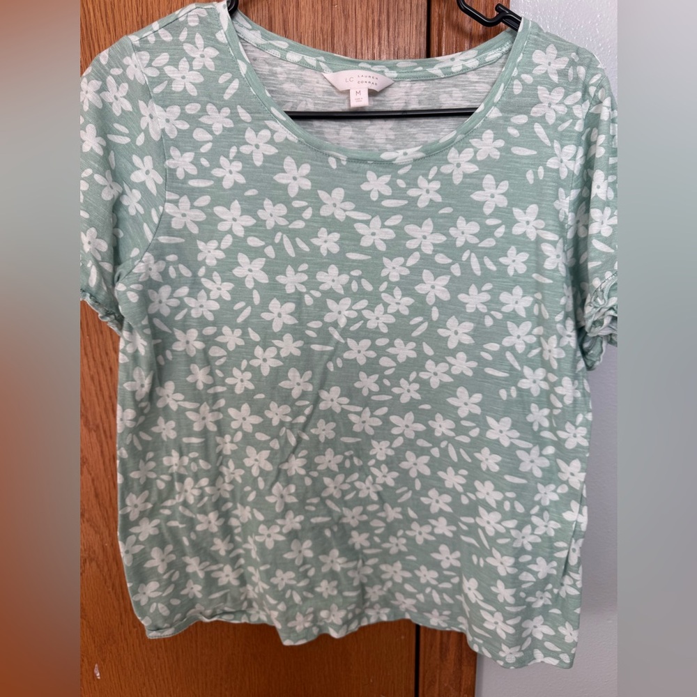 Lauren Conrad MED crew T-shirt green w white flowers, small pedal detail sleeve
